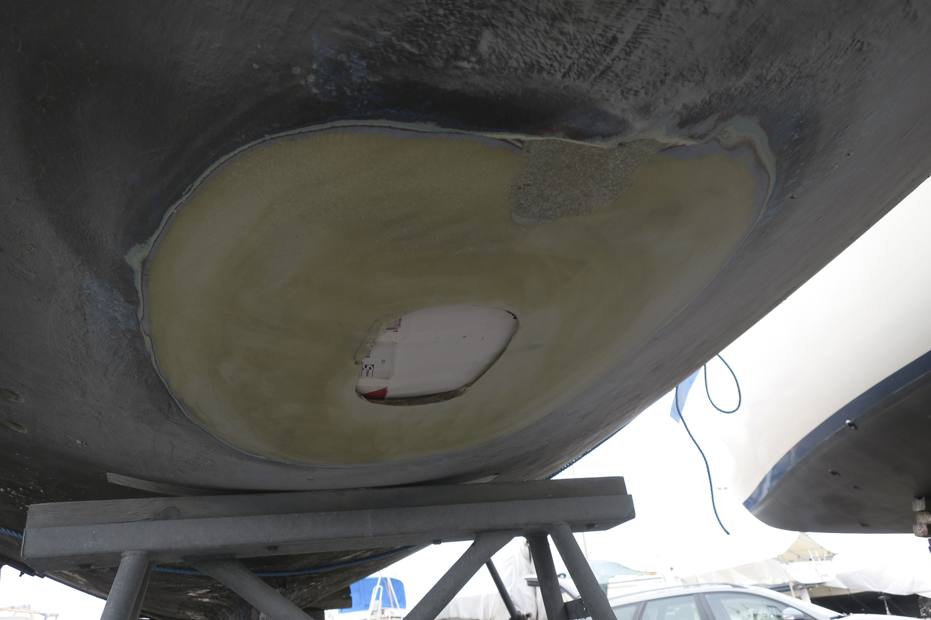 Fasning av kanterna kring hål